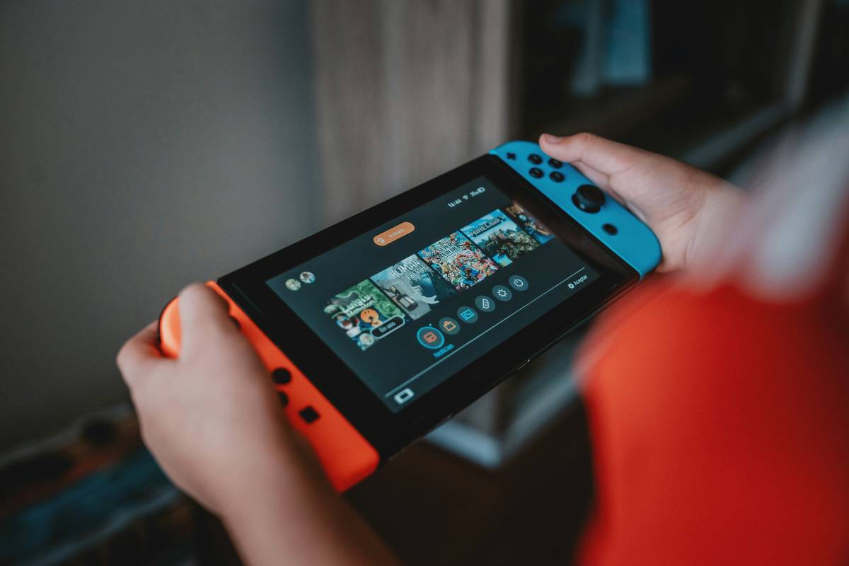 Side-by-side gaming tablet screen review showing ghosting vs clean motion on competitive titles
