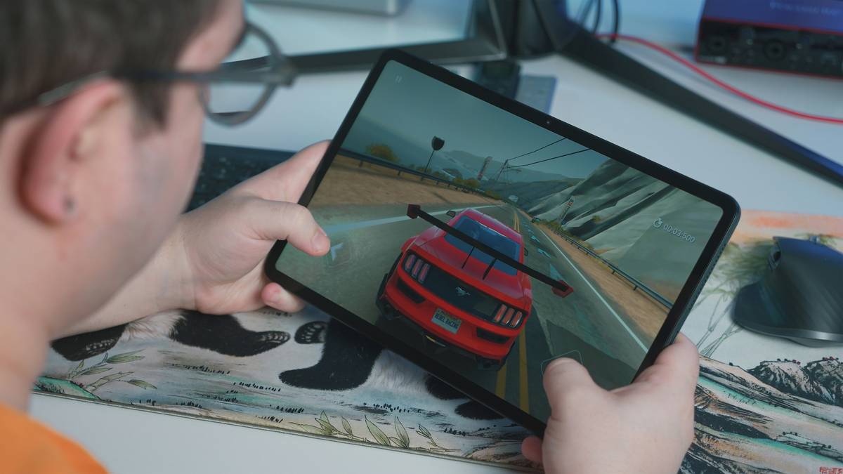 Top shooter games tablet setup with controller and cooling fan attachment